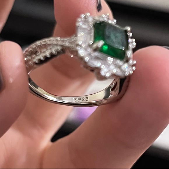 925 Sterling Silver Faux Emerald & Cubic Zirconia Cocktail Ring Size 7 - Picture 3 of 8